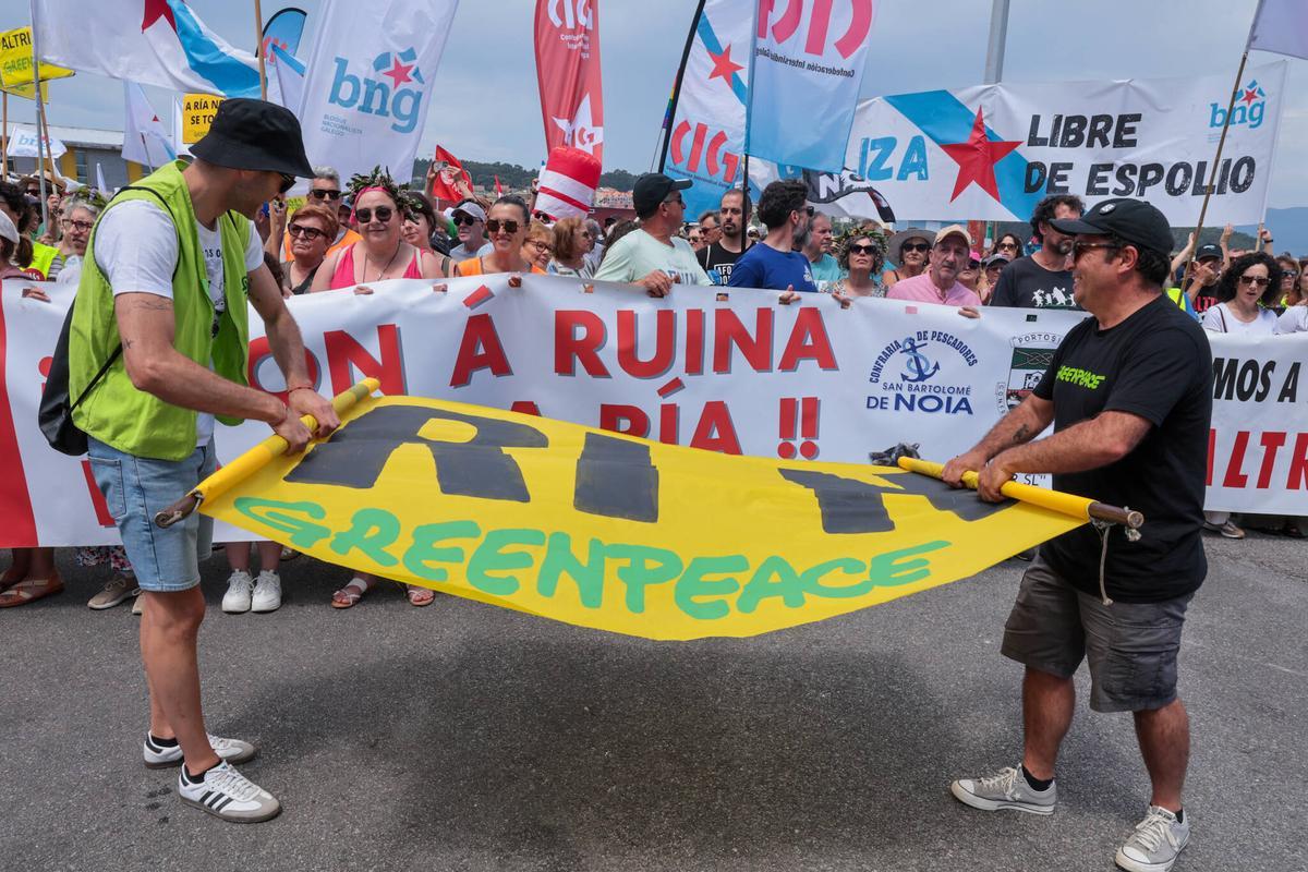 Pancartas de Greenpeace y la cofradía de Noia junto a banderas del BNG y el sindicato CIG.