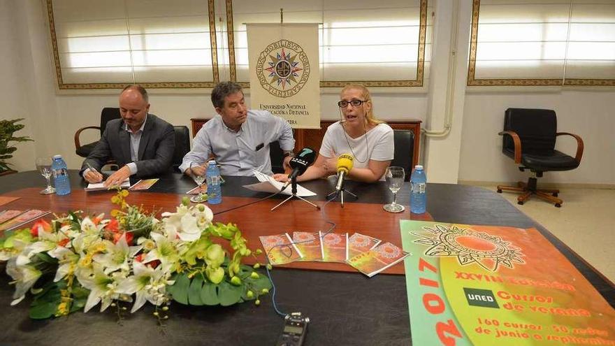 David Regades, Miguel Anxo Fernández Lores y Beatriz Rodríguez presentan el programa. // Gustavo Santos