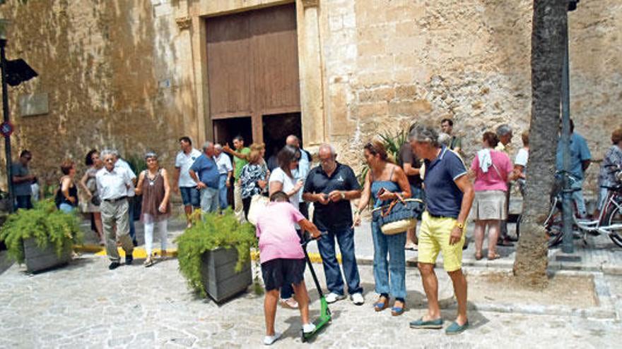 Duelo en sa Pobla en el funeral de la piloto de Swiftair Isabel Gost