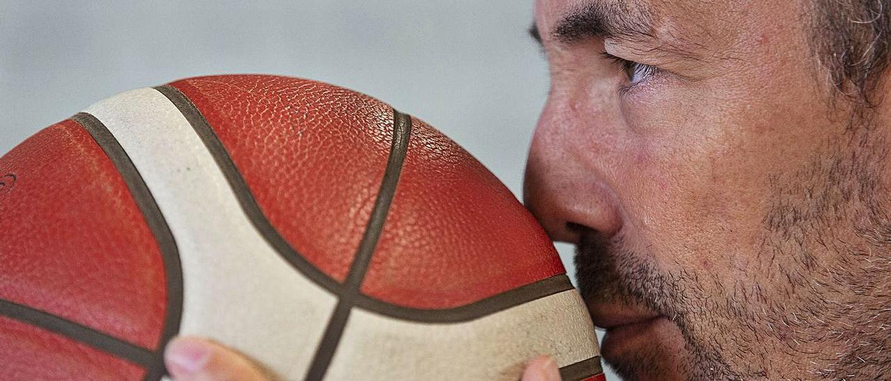 Gonzalo García de Vitoria posa con un balón de baloncesto. |