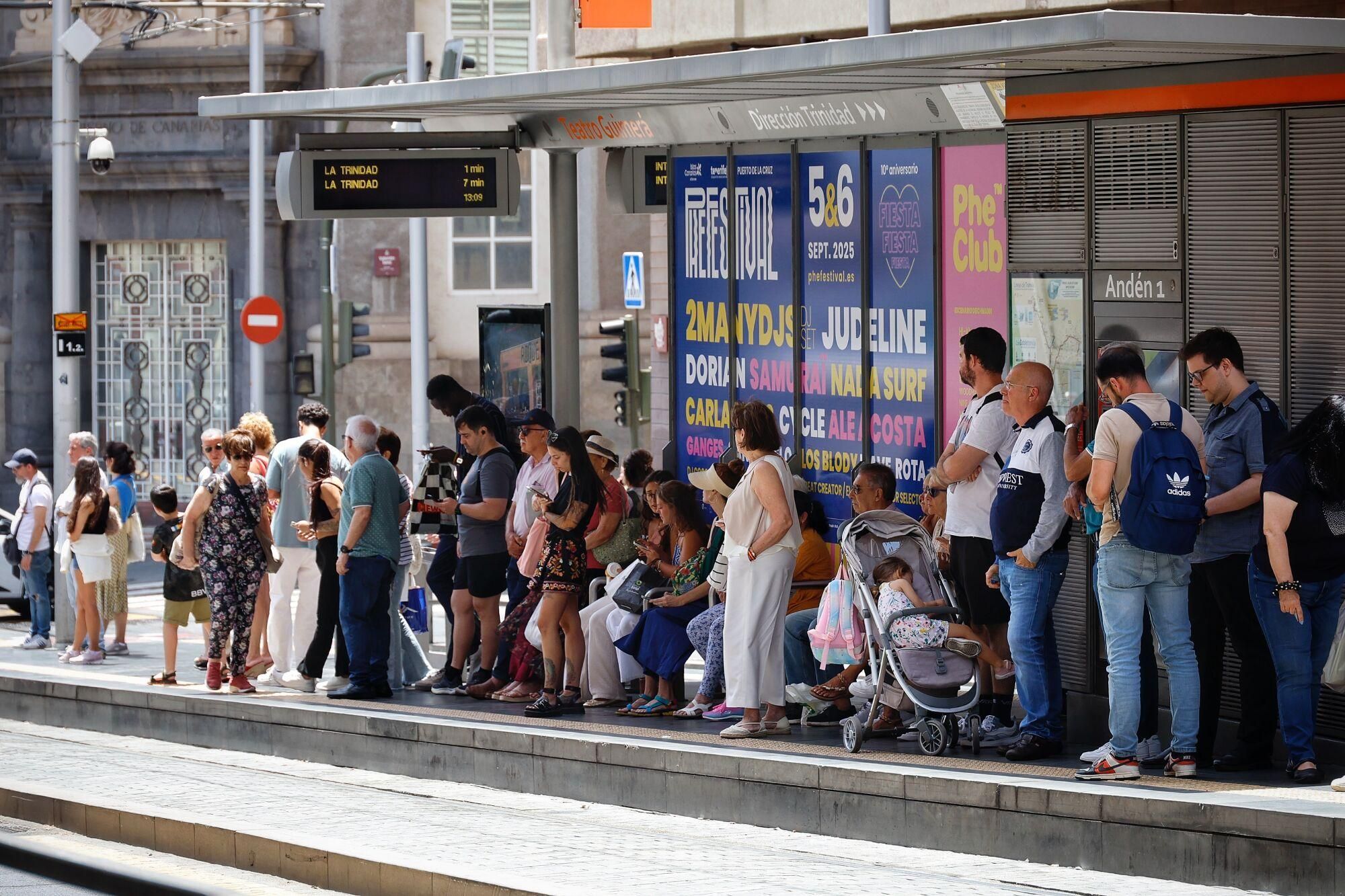 Colas en las paradas del tranvía en Tenerife