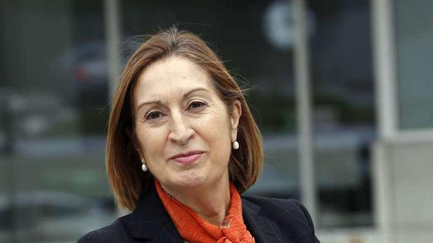 Ana Pastor posa en la estación de Urzáiz. // Ricardo Grobas