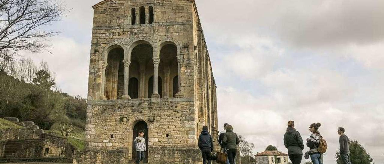 Un grupo de turistas en el entorno de Santa María de Naranco, en Oviedo, el pasado mes de diciembre.