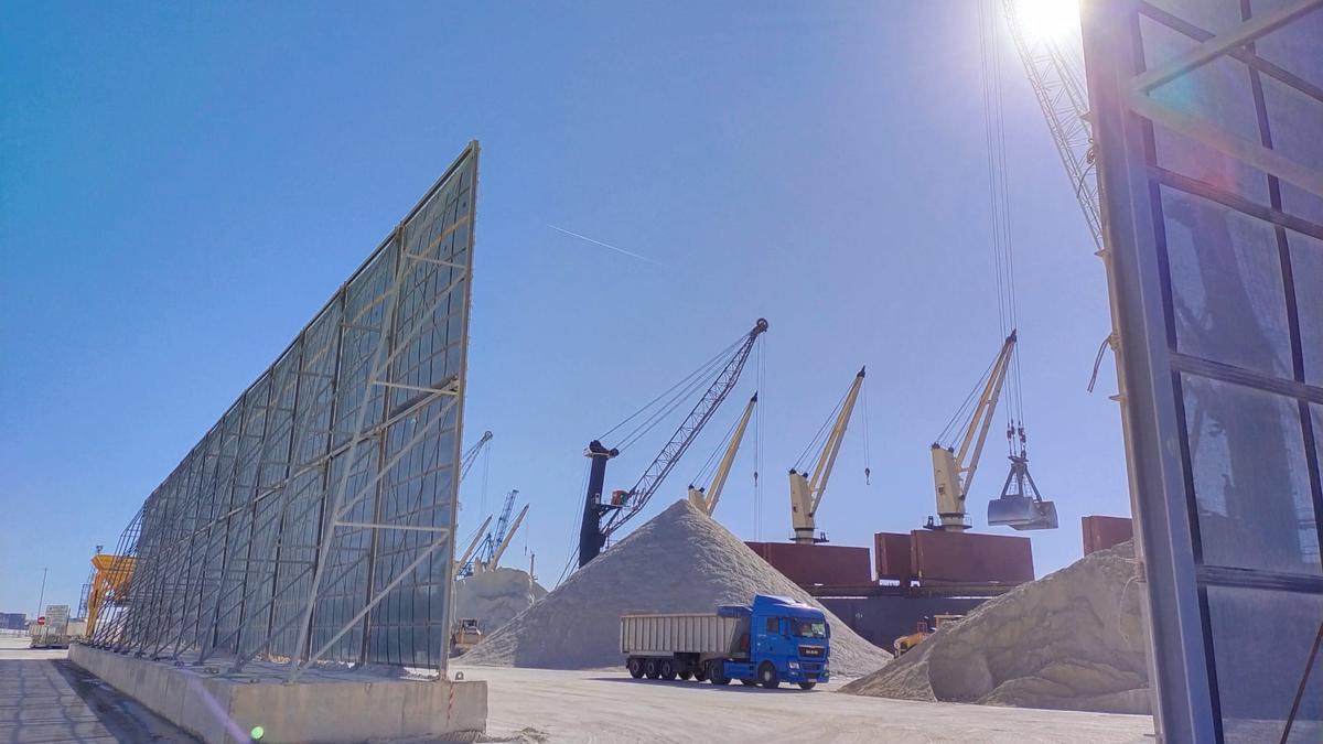 Actividad de graneles en el puerto de Castellón, en imagen de archivo.
