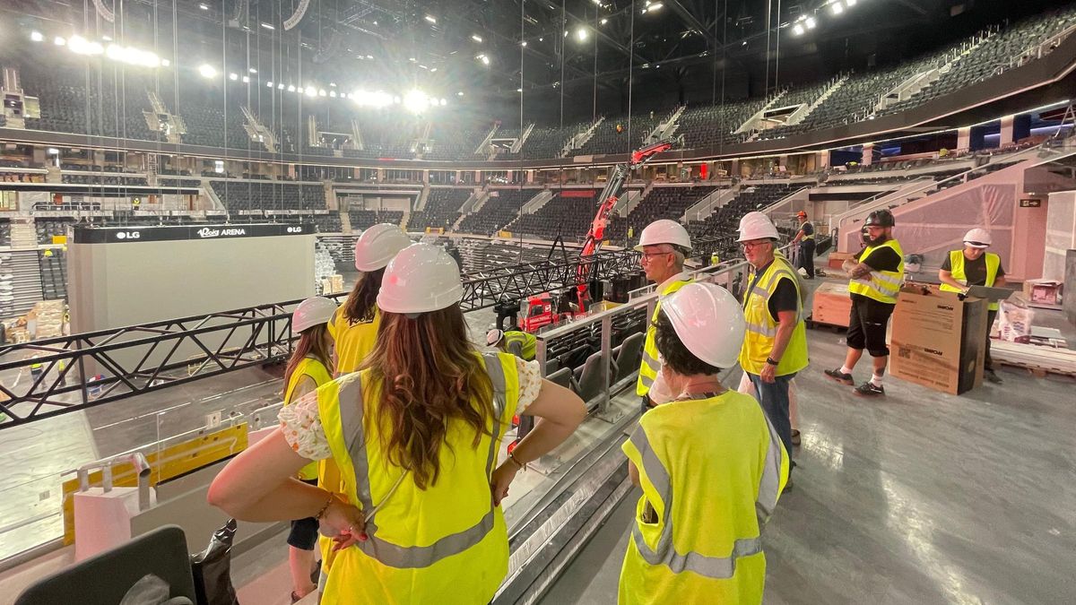 Ballester y sus directivos, en la visita al Roig Arena