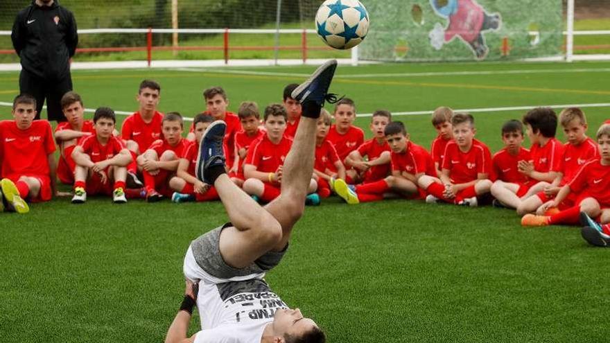 Exhibición del freestyler Álvaro Obregón ante los niños del primer turno del campus de Mareo