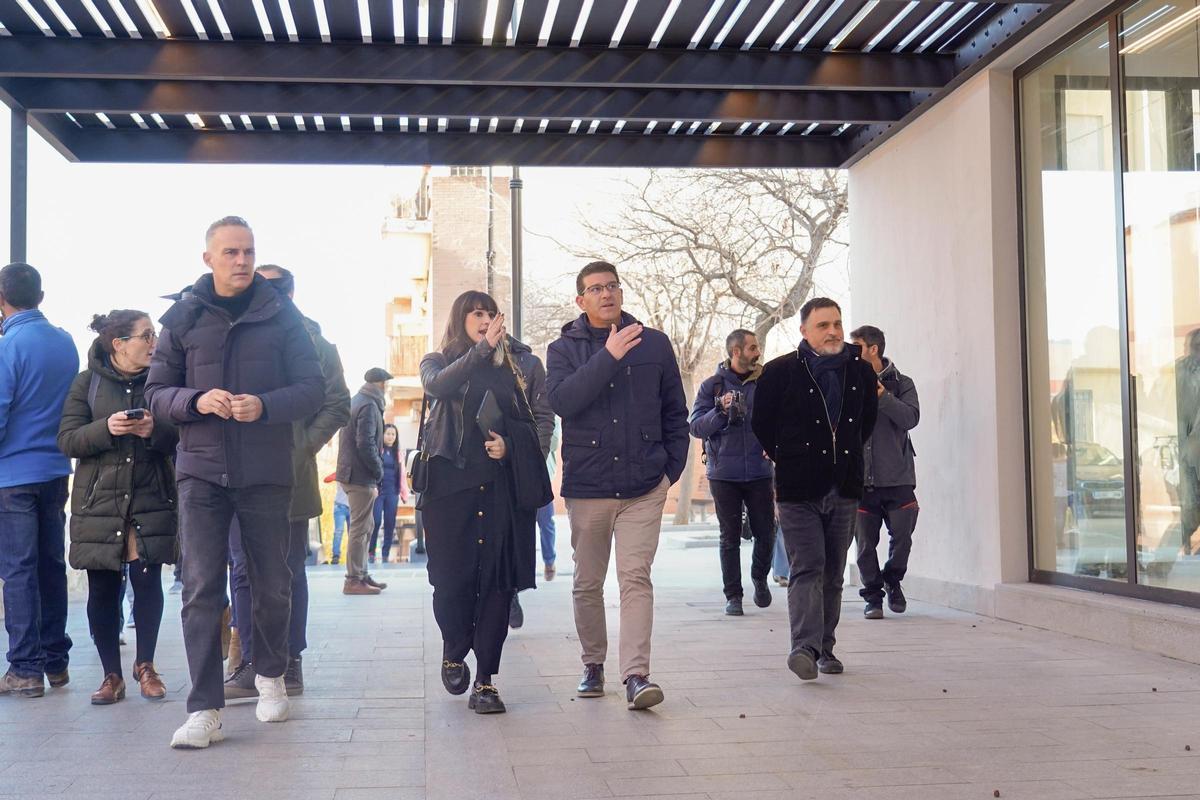 El alcalde Rodríguez junto a los arquitectos del proyecto en el estreno de las escaleras mecánicas.