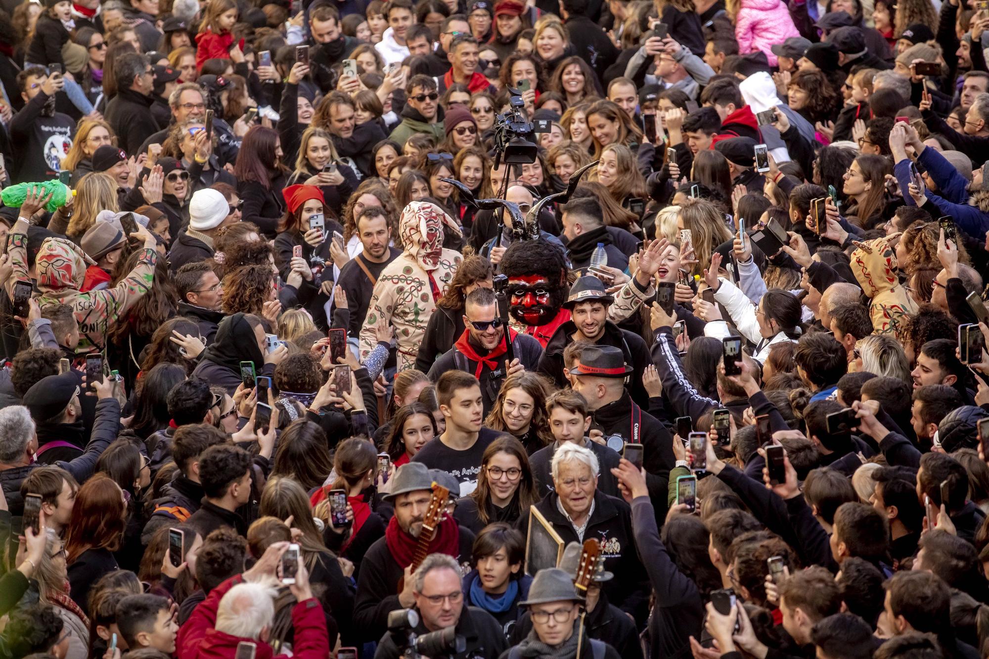 Sant Antoni 2023: Baile de los 'dimonis' en el ayuntamiento de Manacor