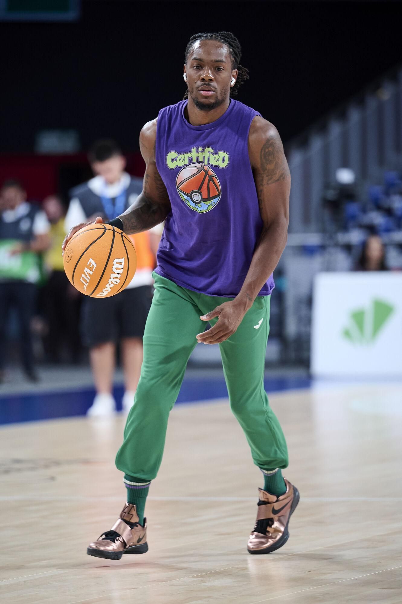 Llegada del Unicaja al Movistar Arena y calentamiento de los verdes