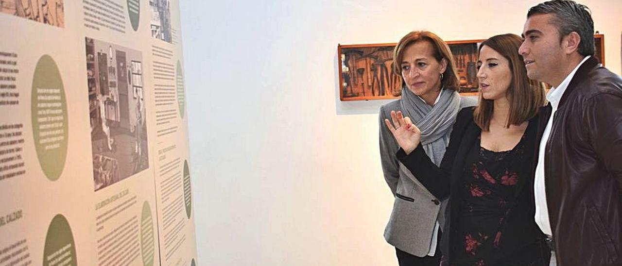 La directora del museo explica al alcalde Moreno y a la edil Sabater las novedades de la exposición.