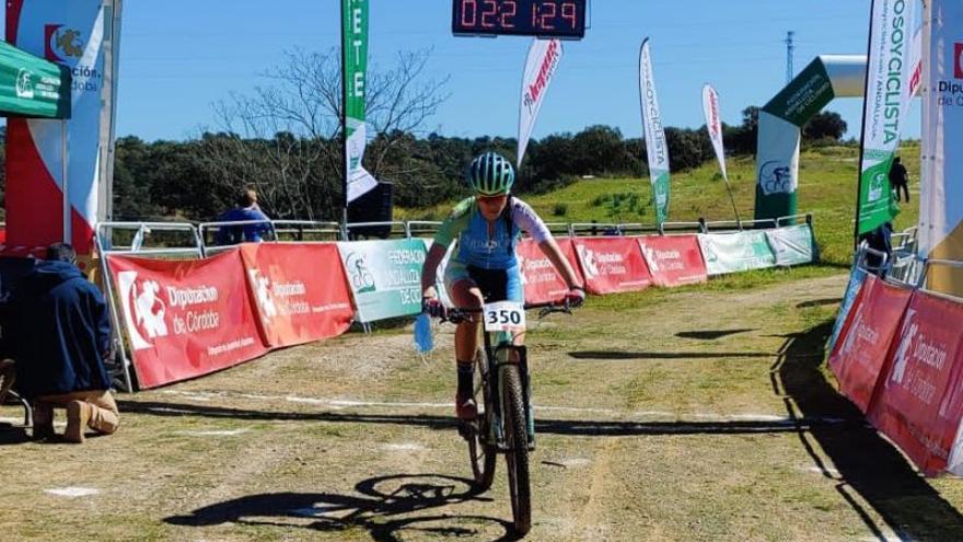 Paqui Jiménez atraviesa la meta como vencedora de la MTB Montes Comunales.