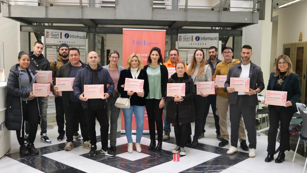 La alcaldesa Cristina Mora, junto a los beneficiarios del cheque que impulsa el emprendimiento local en Quart de Poblet