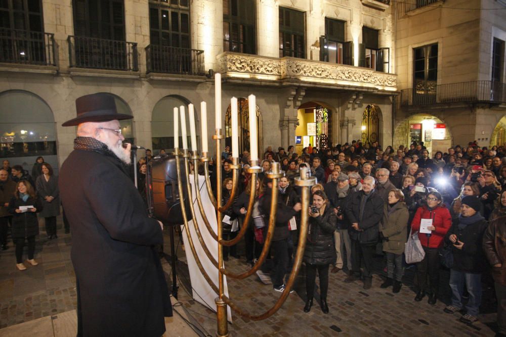 Girona celebra la festa jueva amb l'encensa de Hannukkà