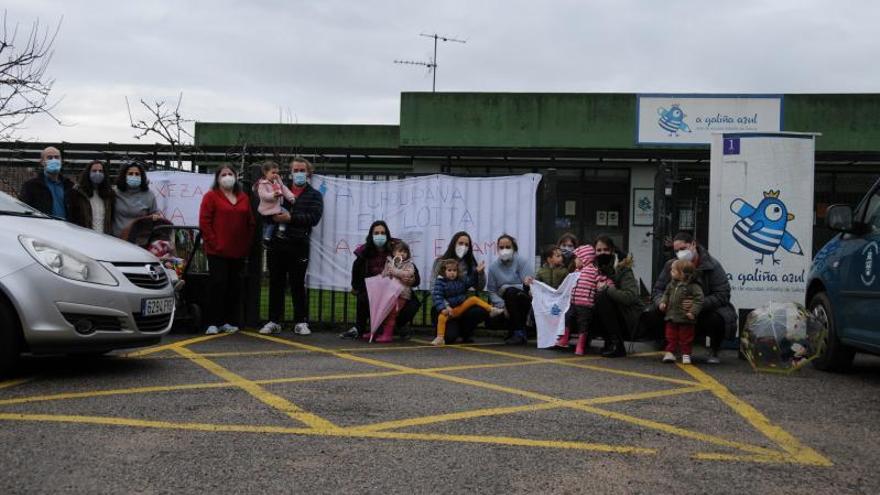 Niñas y niños con sus familiares, ayer, apoyando la demanda.