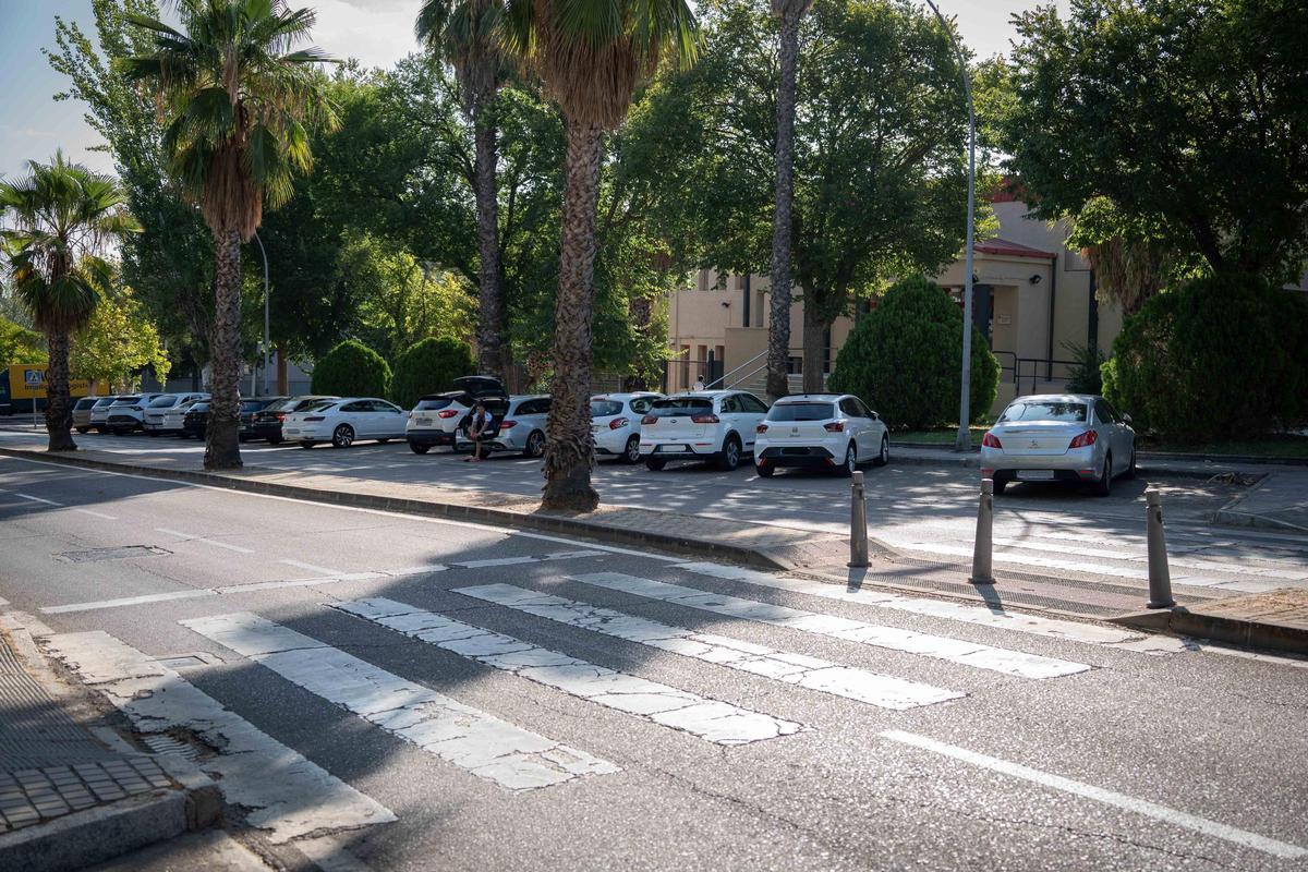 Paso de cebra situado junto a una zona de aparcamiento en Mérida, uno de los puntos donde se mejorará la iluminación.