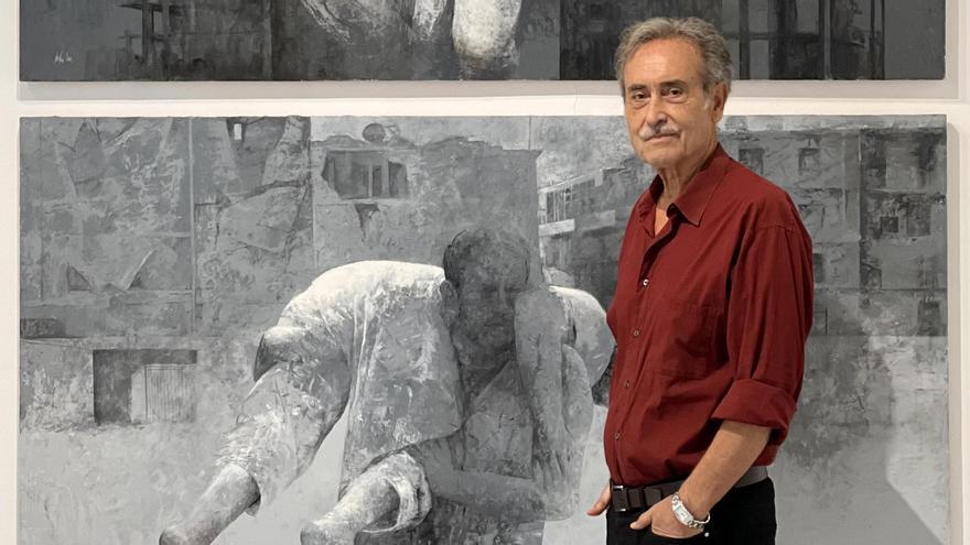 Pedro Cano, en Madrid, frente a dos de las obras de ‘Siete’.