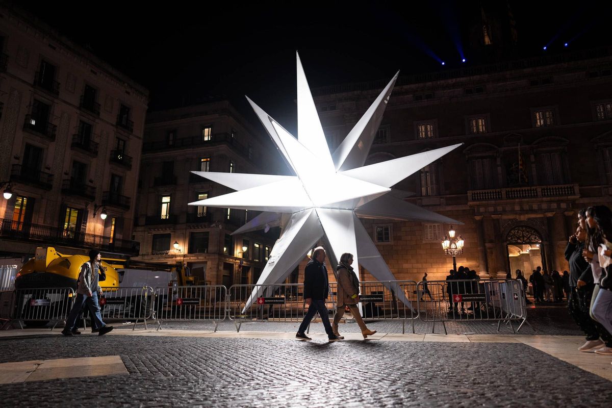 La estrella de Nadal ja ilumina la plaça Sant Jaume. Una gran estrella de luz de 20 puntas iluminará la plaza de Sant Jaume esta Navidad