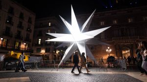 La estrella de Nadal ja ilumina la plaça Sant Jaume. Una gran estrella de luz de 20 puntas iluminará la plaza de Sant Jaume esta Navidad