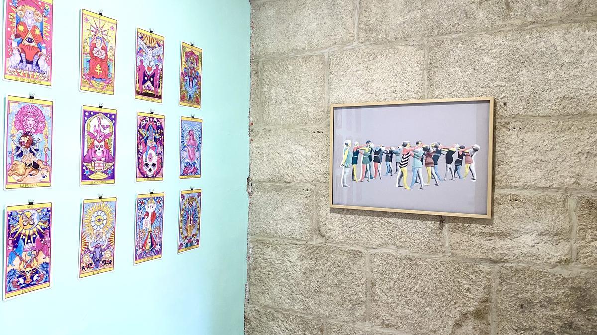 Obras de El Dios de los Tres y de Celia Arcos en la exposición de la Galería Maraca.