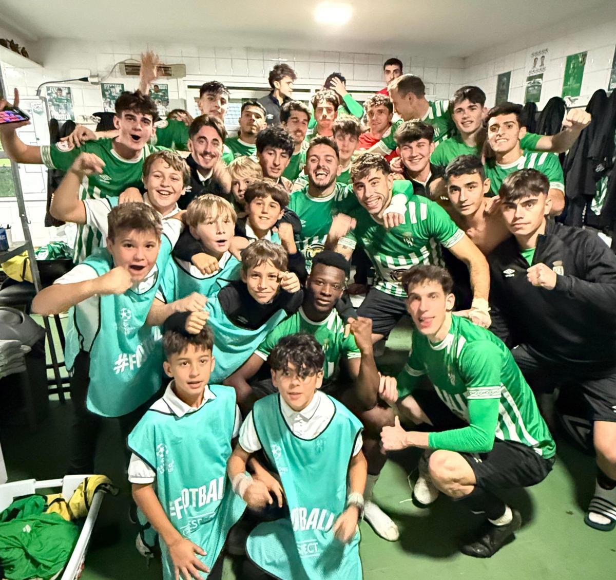 Celebració dels verd-i-blancs al vestuari després d'una victòria molt important a casa contra el Vilanova Geltrú