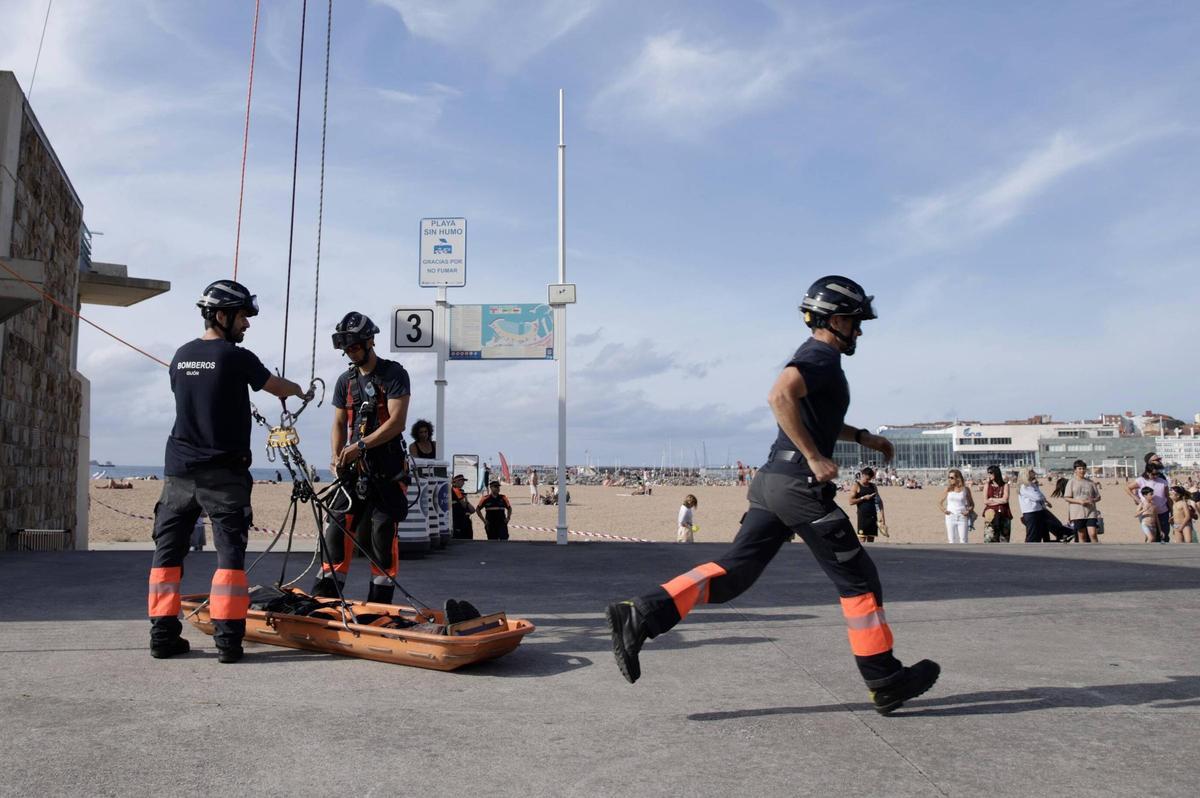 Los bomberos toman Poniente para mostrar su trabajo: “Es importante que la gente vea de primera mano lo que hacemos”