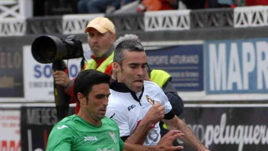 Invernón pugna por un balón en el último Caudal-Guijuelo.