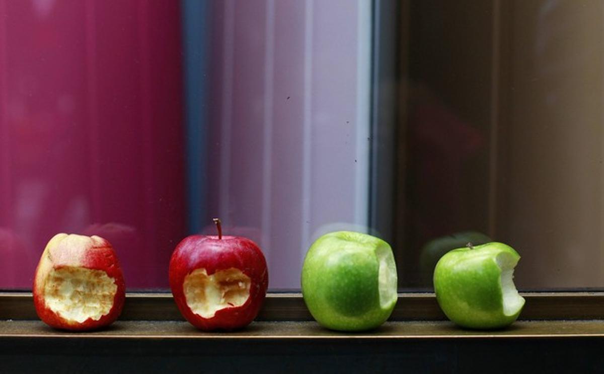 Unas manzanas mordidas en tributo a Steve Jobs colacadas frente a la Apple Store de Londres(Reino Unido).