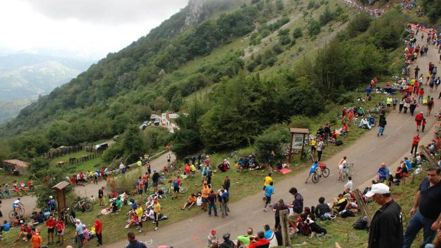 Aficionados en La Cueña les Cabres horas antes de la disputa de la etapa en 2013.