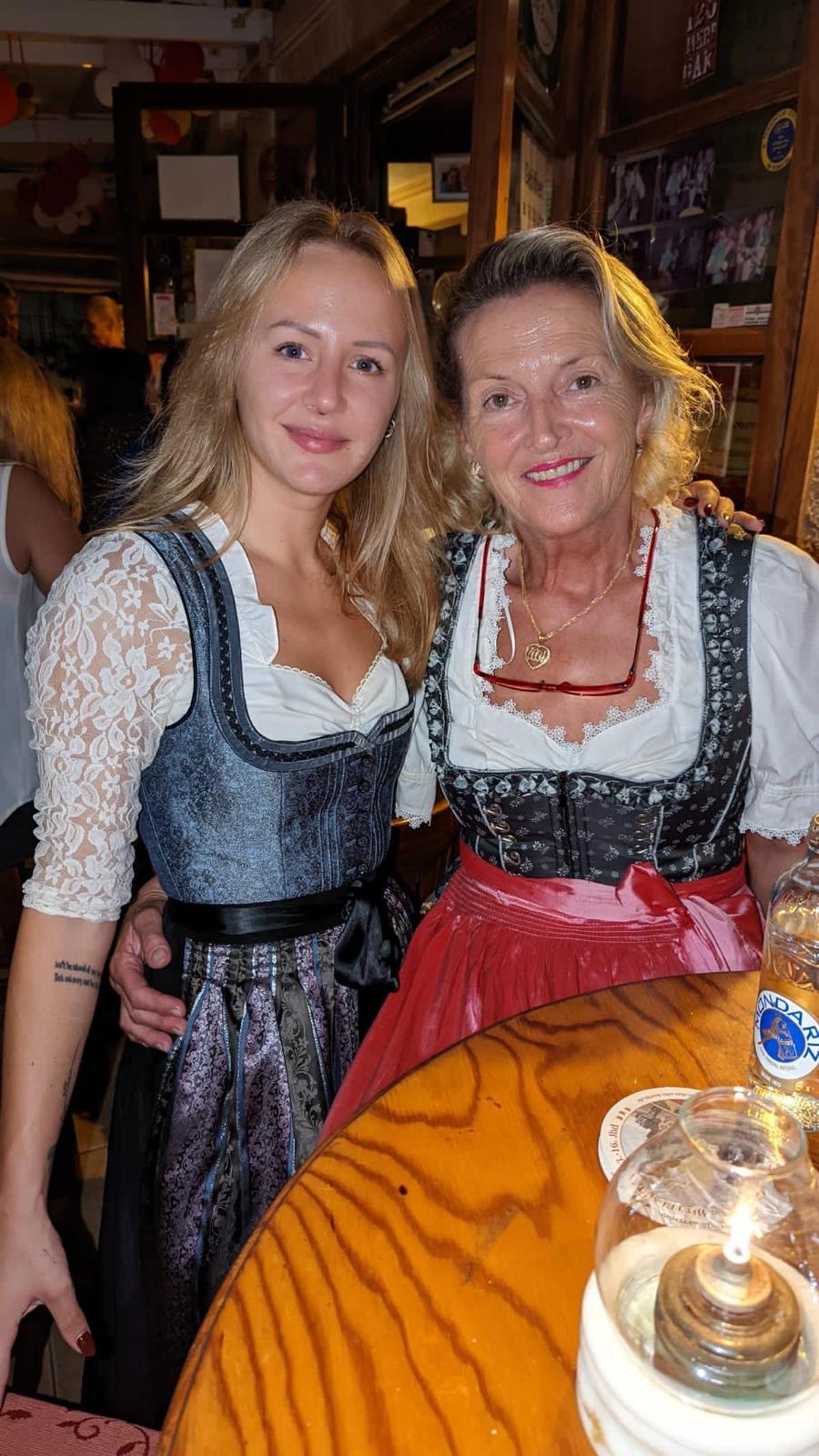 Hermine Reisinger mit ihrer Adoptivtochter Georgina.