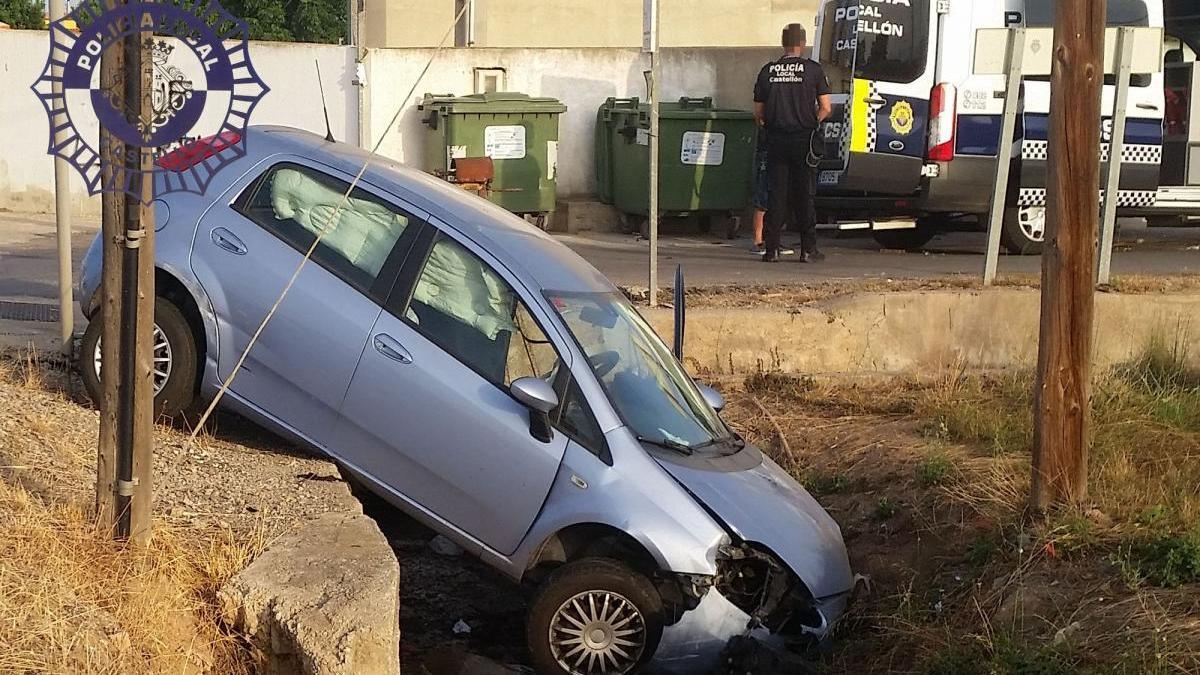 Un conductor borracho y drogado cae a una acequia en Castellón