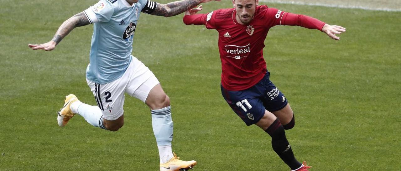 El delantero del Osasuna Enrique Barja lucha por el balón co Hugo Mallo. // Jesús Diges