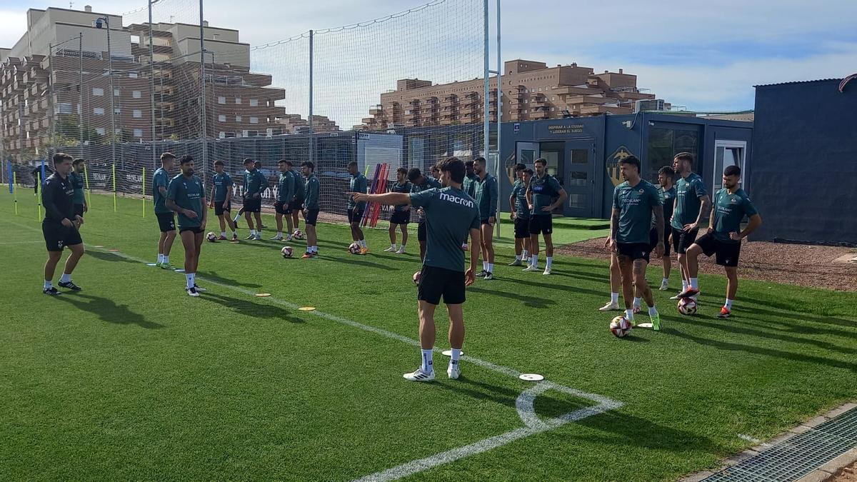 Los jugadores del CD Castellón en el entrenamiento.