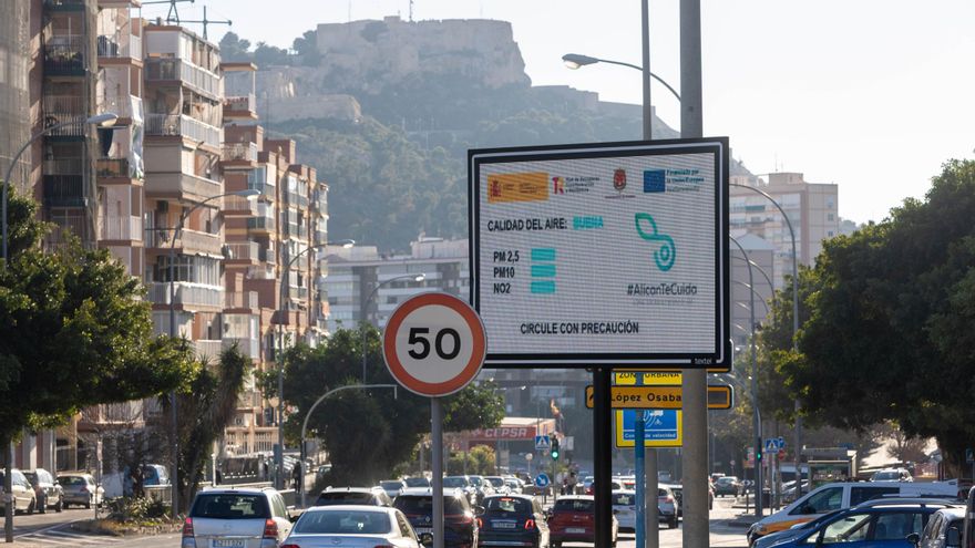 Algunas pantallas que informan sobre la calidad del aire en la zona de bajas emisiones de Alicante han dejado de funcionar antes de entrar en funcionamiento