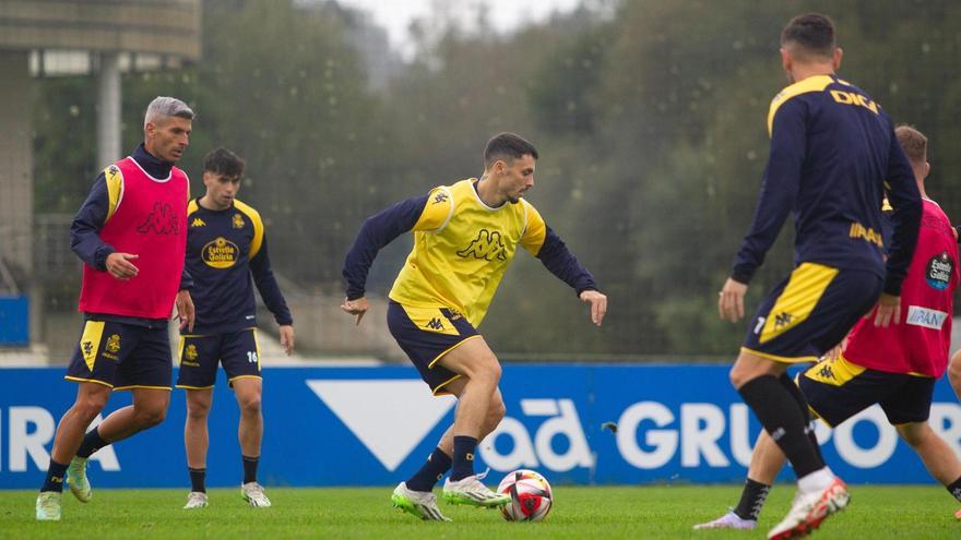 EL JUGADOR XIMO NAVARRO, CON EL BALON, RODEADO DE COMPAÑEROS DURANTE UN ENTRENAMIENTO DEL DEPORTIVO EN LAS INSTALACIONES DE ABEGONDO.Entrenamiento en Abegondo. 25.10.2023