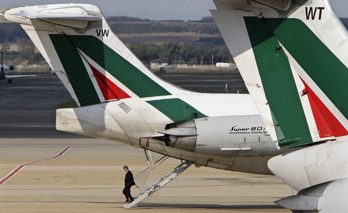 An Alitalia flight attendant disembarks from a plane at Fiumicino international airport in Rome September 26, 2008. The rescue of Alitalia from bankruptcy is back on track, Italy labour minister Maurizio Sacconi told Il Giornale newspaper in an interview given before key pilots’ unions also signed up to the deal early on Saturday.      REUTERS/Max Rossi (ITALY)