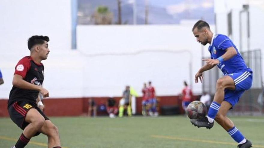 Un jugador del equipo grancanario controla el balón en el aire. | | SAN FERNANDO