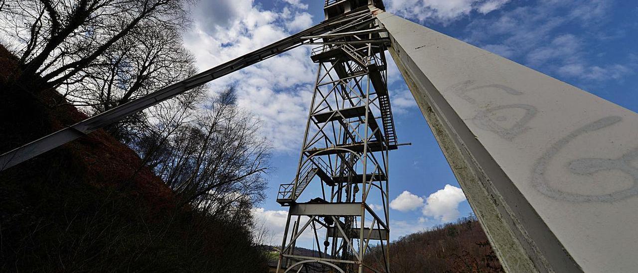 Las instalaciones del pozo Tres Amigos, cerrado en el año 2000. | LNE