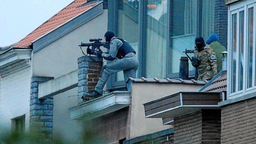 Un franctirador de la policia durant el dispositiu que es va portar a terme ahir a Brussel·les