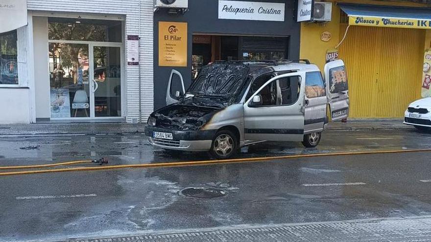 Vídeo: Incendio de un vehículo en Vila-real