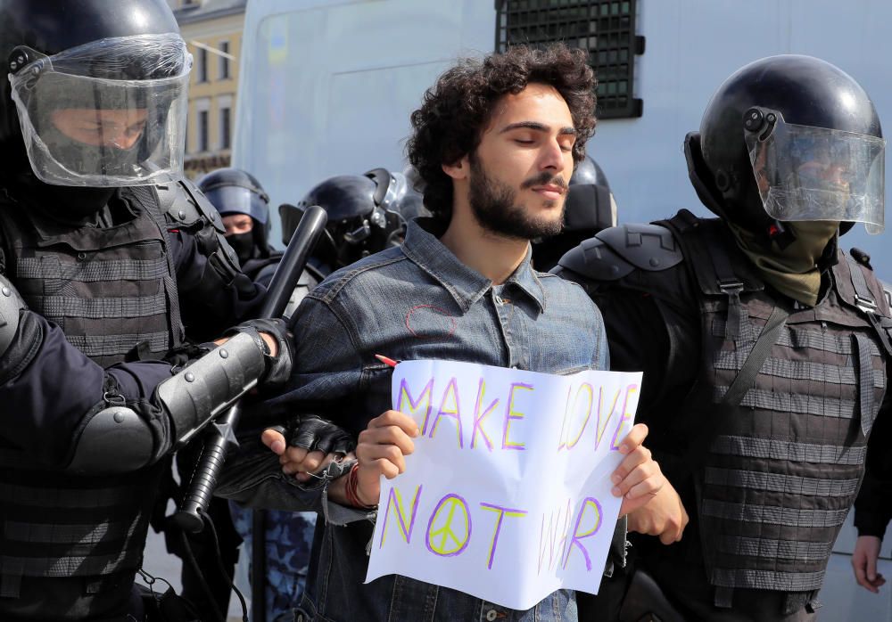 Cientos de detenidos en una protesta en Moscú.