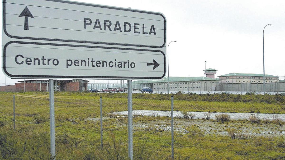 Panel informativo del centro penitenciario de Teixeiro / Carlos Pardellas CARTEL INDICADOR DE LAS INSTALACIONES DE LA CÁRCEL DE TEIXEIRO