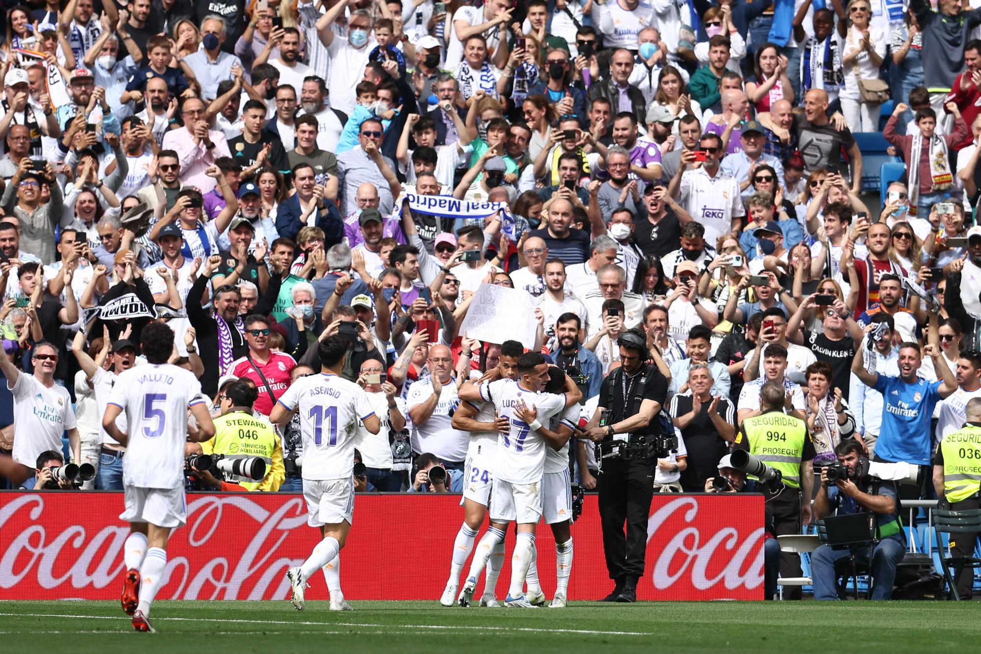 Jugadores del Real Madrid celebran uno de los goles de Rodrygo ante el Espanyol