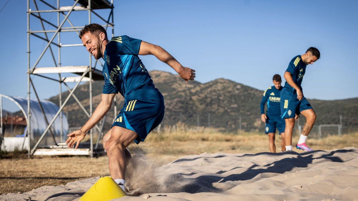 Calero y Aketxe, sobre la parte de arena junto al campo de entrenamiento.