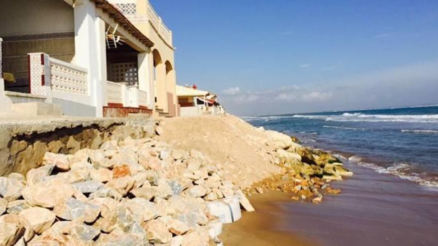 Playa Babilonia Nuevas escolleras ilegales en casas junto al mar