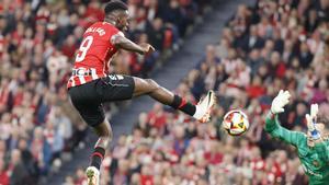 Iñaki Williams remata ante Iñaki Peña en el Athletic-Barça de Copa en San Mamés.