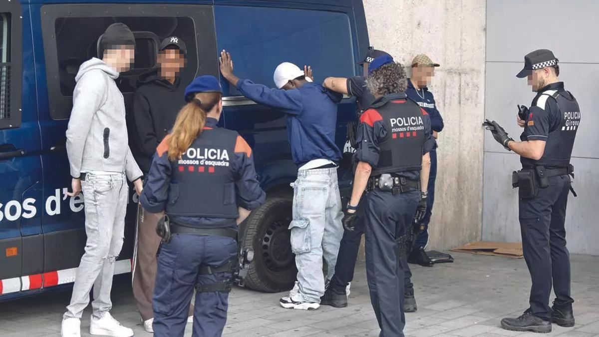 Un dispositiu policial Kanpal a l'estació de Girona, en una foto d'arxiu.