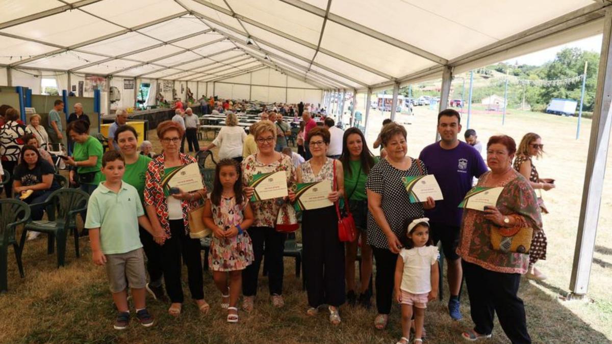 Las galardonadas, en la carpa de la fiesta. | L. P.