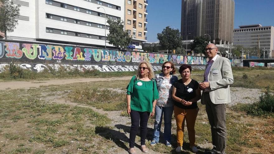 Paqui Macías y Eduardo Zorrilla, junto con otros miembros de Adelante Málaga, en el cauce del Guadalmedina.