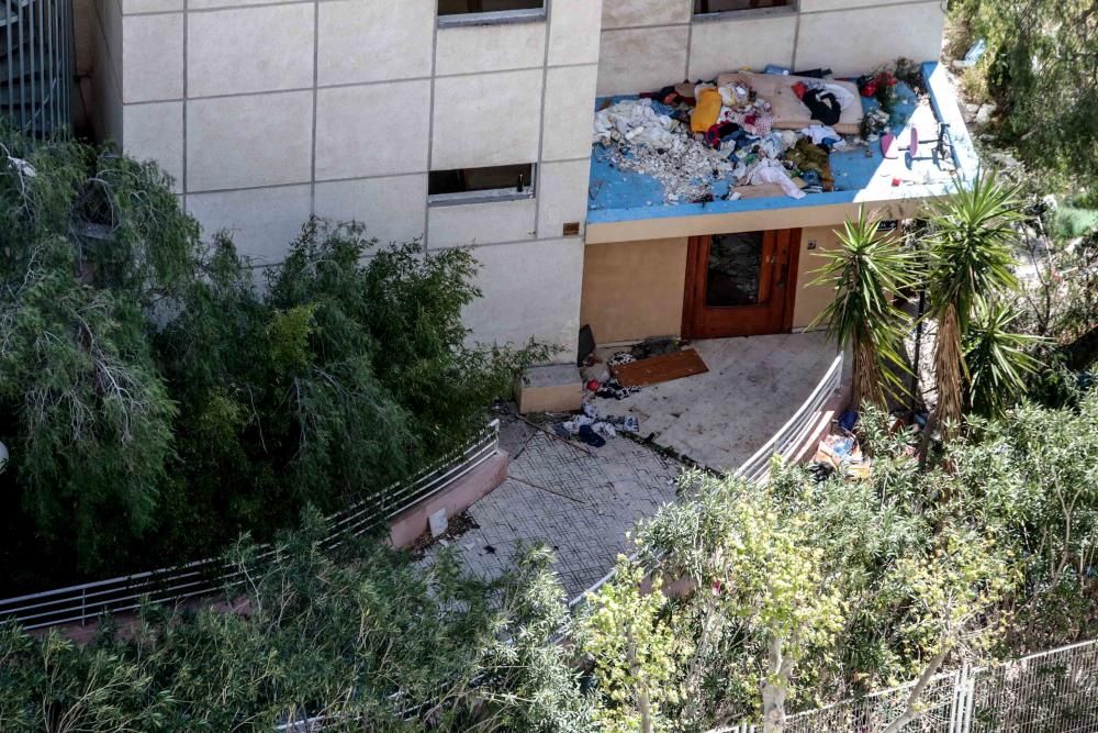 El inmueble sirve de refugio para okupas, a espaldas de la avenida Europa