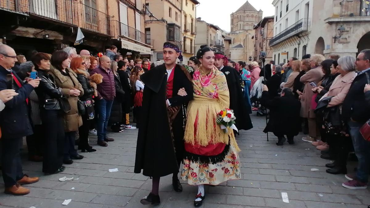 Los novios inician el desfile tras su enlace carnavalero en el Ayuntamiento